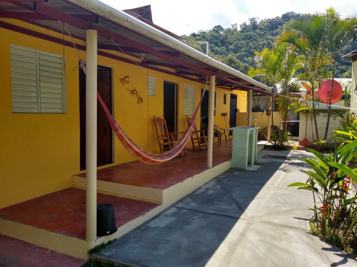 Las Avispas Conrado'S Guesthouse B&B الغرفة الصورة
